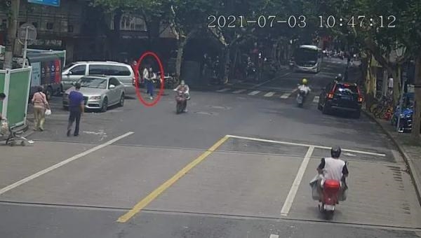上海一4岁女童被闷车内拒绝援助：夏天小心车内窒息