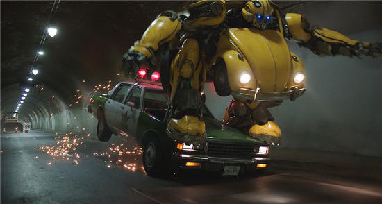 《大黄蜂》发布正片片段 汽车人获名Bumblebee