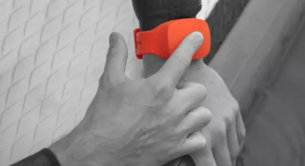 设计师Philippe Starck开发防水GPS追踪腕带