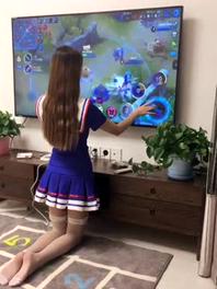 美女跪着玩王者荣耀 带带我啊
