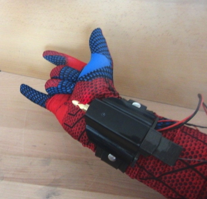 真实版蜘蛛侠“腕射”，但射的不是蛛网