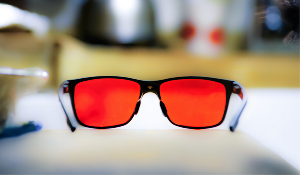 Carbonshade：一款可以帮助你轻松入眠的红色眼镜