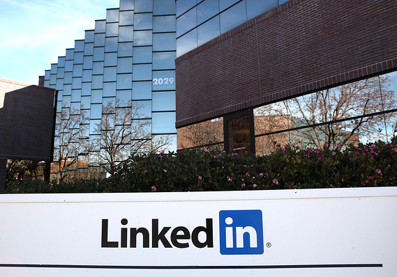 Salesforce搅局 微软收LinkedIn被迫多花50亿美元