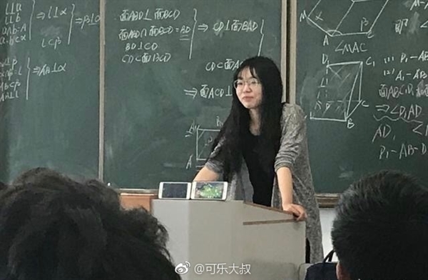 学生上课玩《王者荣耀》 女老师：静静看着你挂机被举报