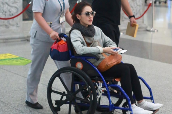 小s坐轮椅被护送 录节目受伤网友祝早日康复