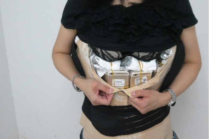 深圳一女子胸部腰部绑102台苹果手机过关被查