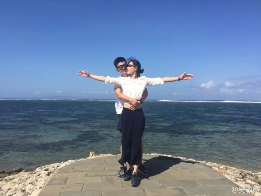 吴敏霞张效诚巴厘岛度蜜月 大摆泰坦尼克经典pose