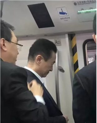 王健林坐地铁出行被网友抓拍 身价千亿人民币竟如此低调