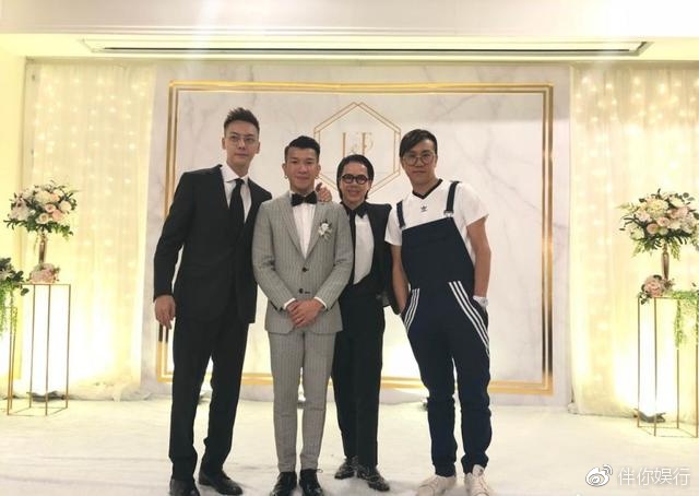 陈伟霆参加婚礼 穿了一身西装还佩戴了眼镜。